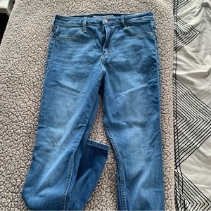 Curvy High-Rise Hollister Jeans